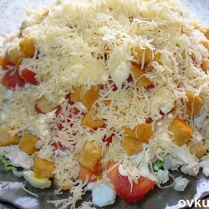 Салат с курицей,сыром и сухарями