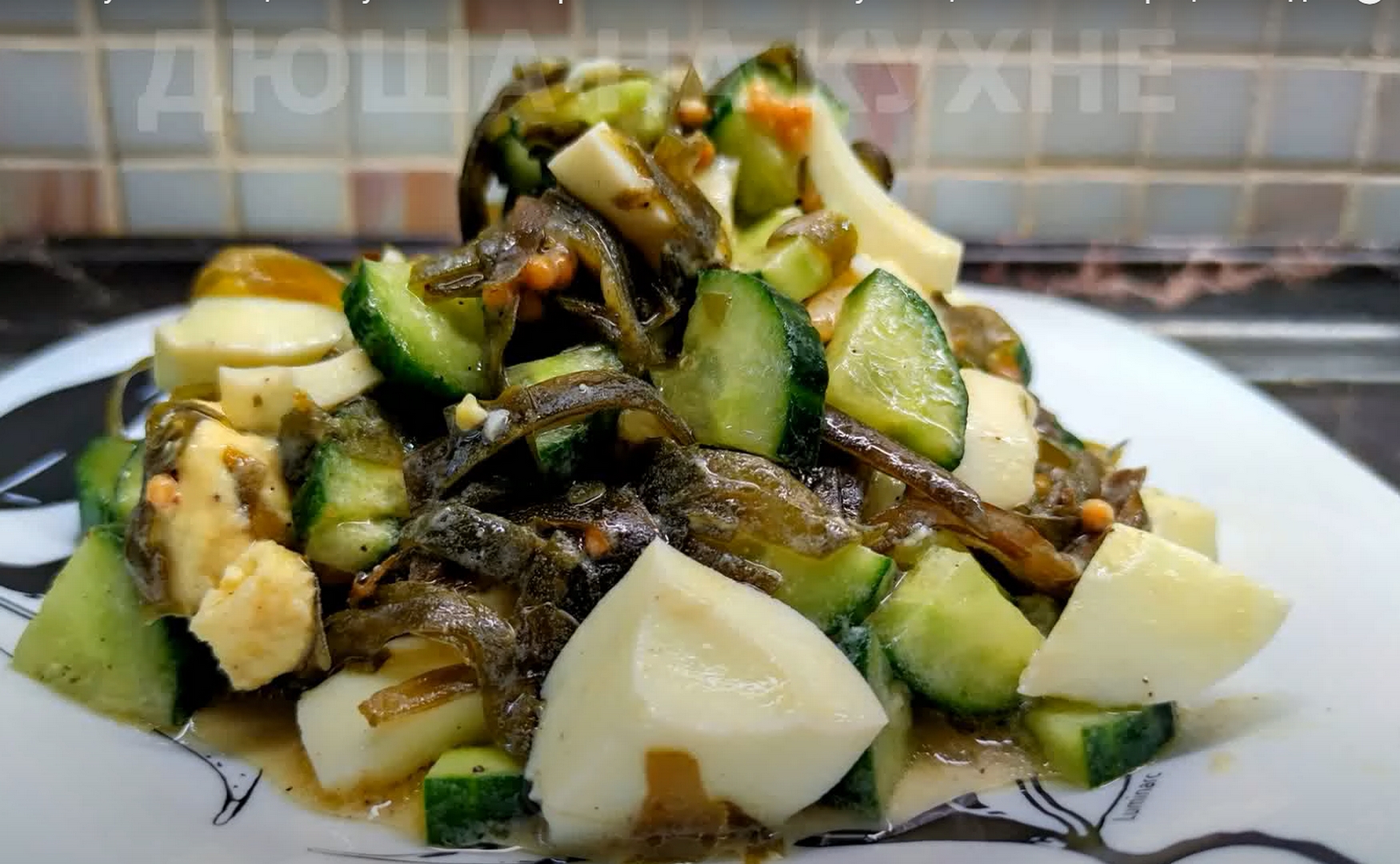 Салат с морской капустой и яйцом
