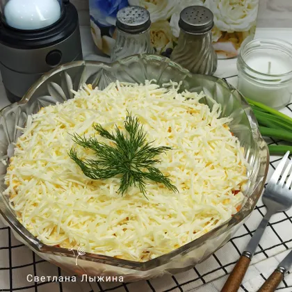 Слоёный салат с копчёной курицей и сыром