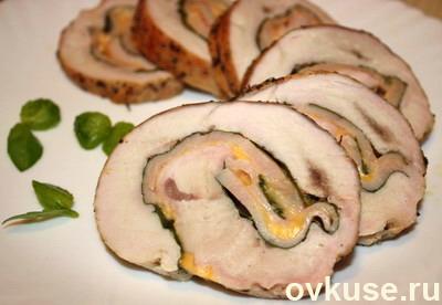 Рулеты из индейки с сыром и изюмом