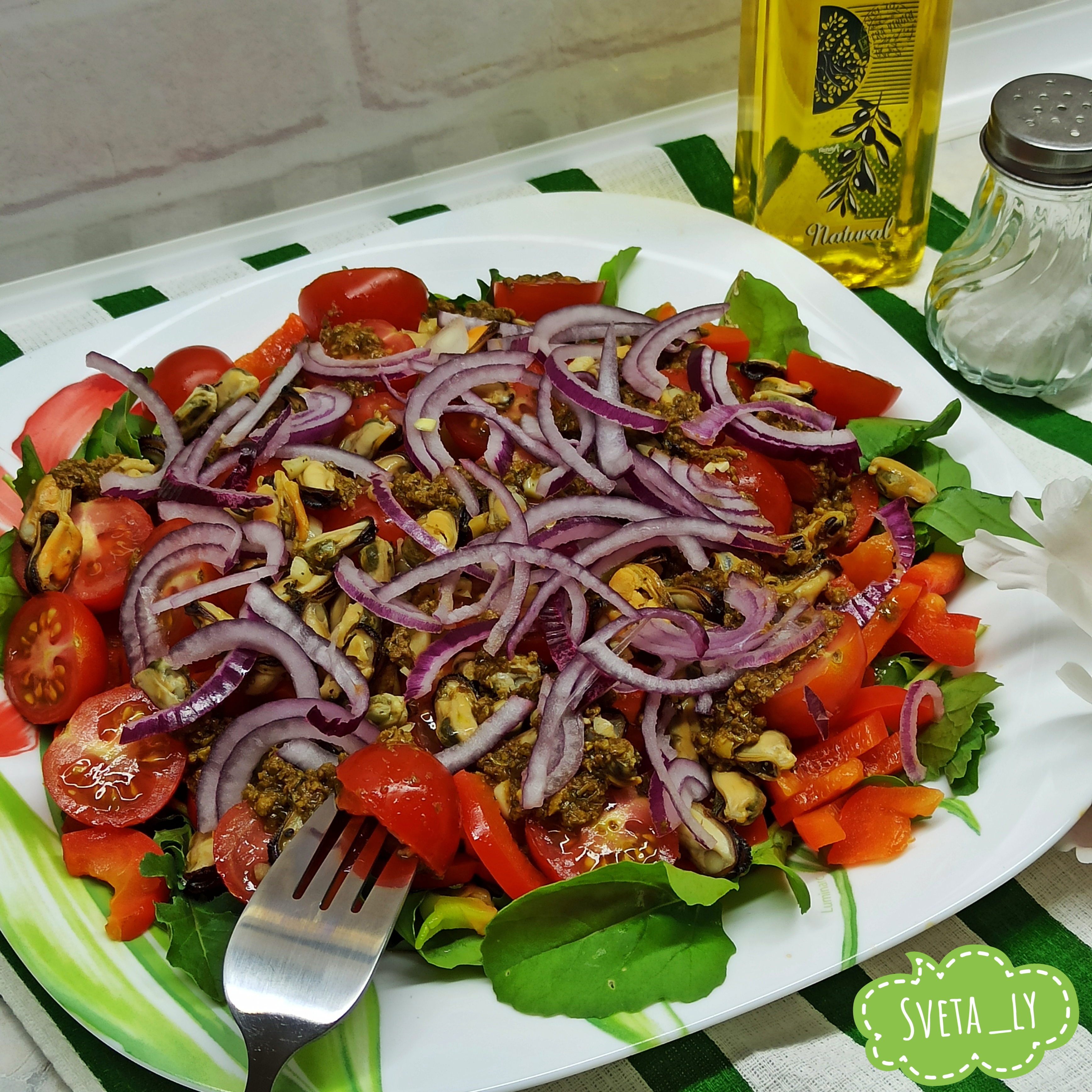 Салат с рукколой, помидорами черри и мидиями