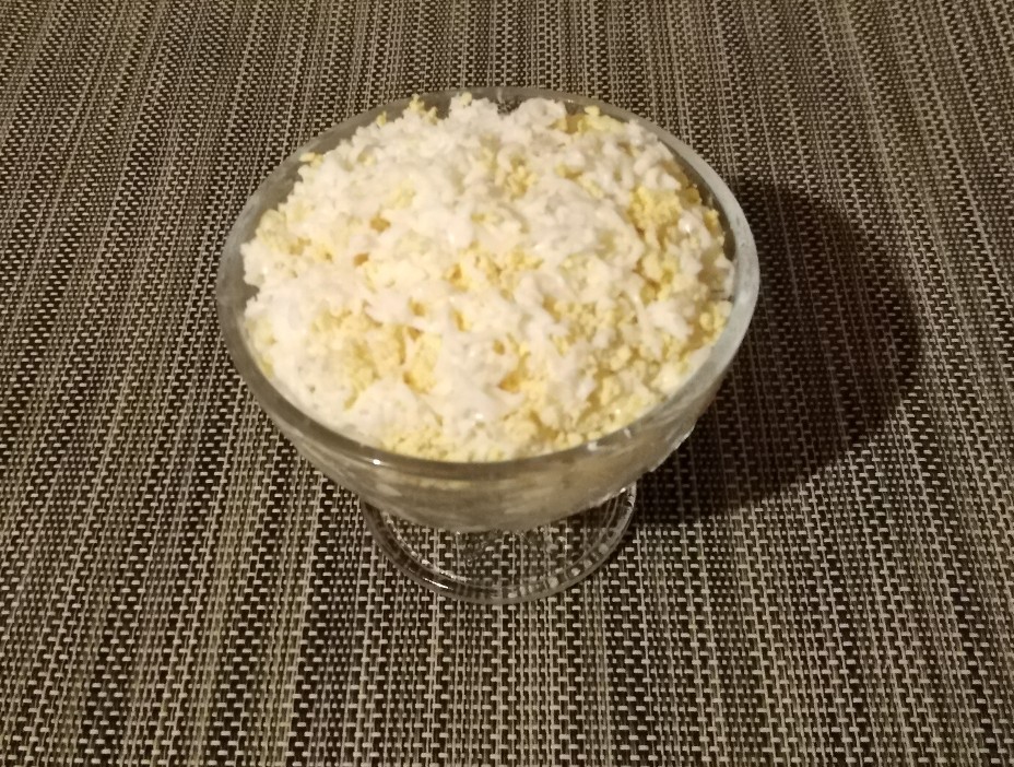 Салат с яйцом и сыром