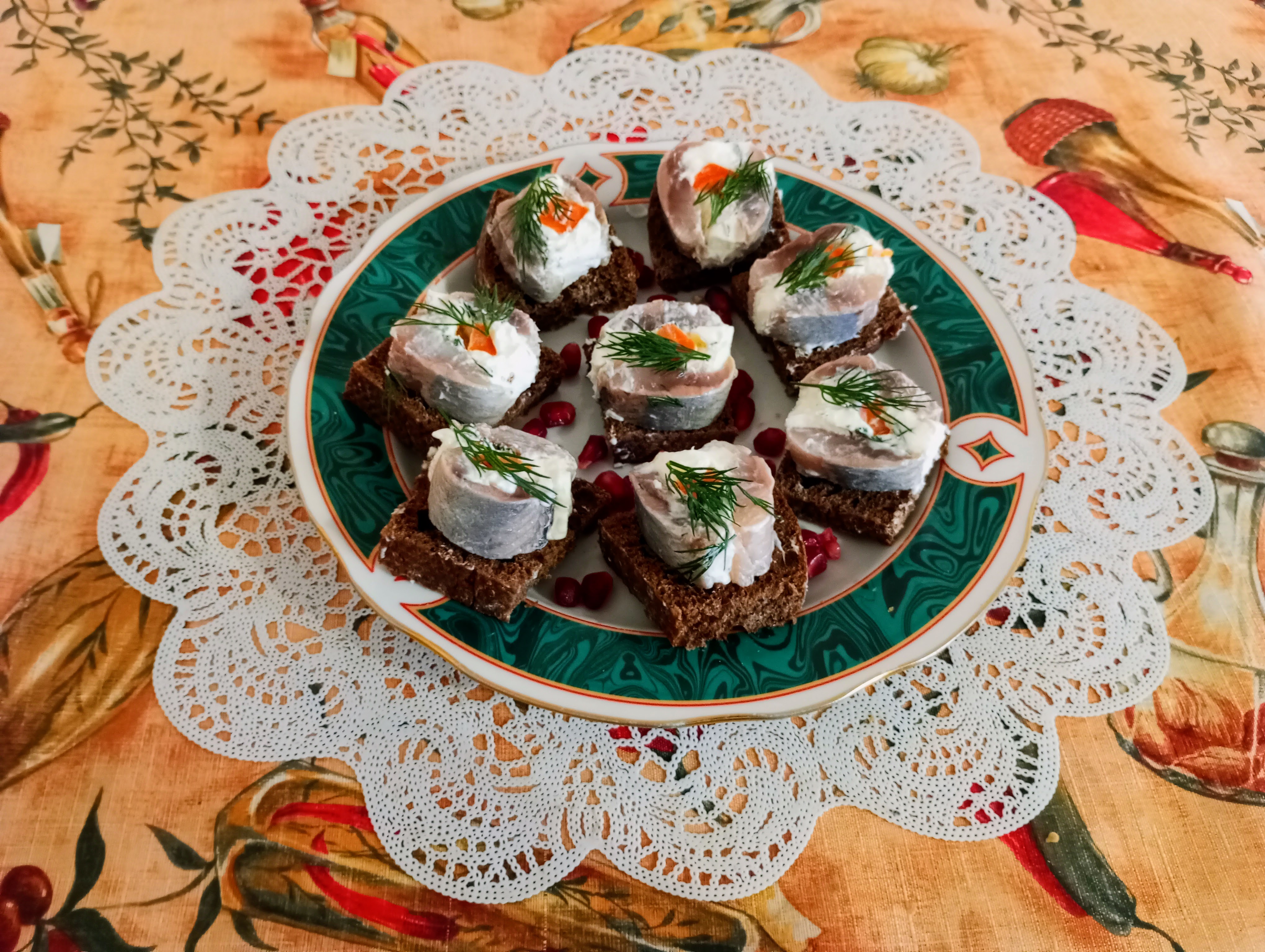Рулетики из соленой сельди со сливочным сыром и морковью