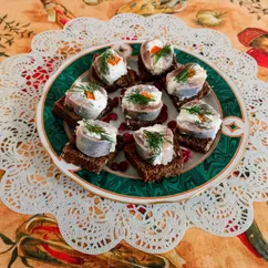 Рулетики из соленой сельди со сливочным сыром и морковью