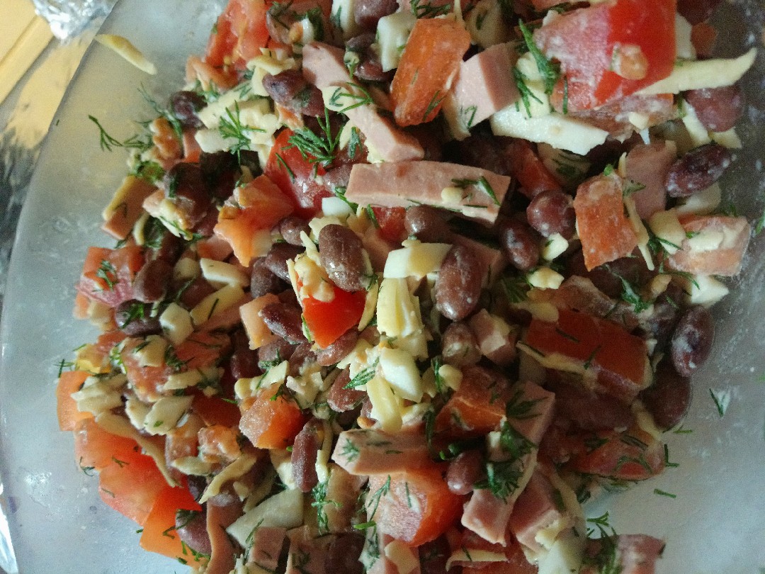 Салат с ветчиной, фасолью, луком и сухариками