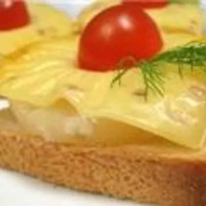 Сэндвич с беконом, сыром и ананасом