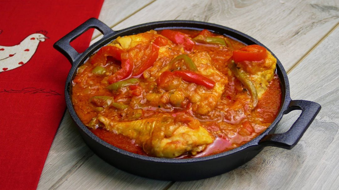 Тушёная курица в томатном соусе или курица по-баскски