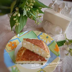 Пирог с луком и яйцом на сковороде 