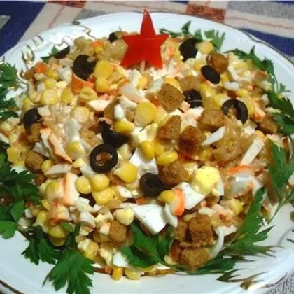 Салат с кукурузой, колбасками и крабовыми палочками
