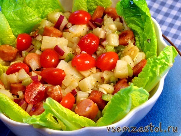 Салат из сосисок и картофеля с помидорами черри и зеленым перцем