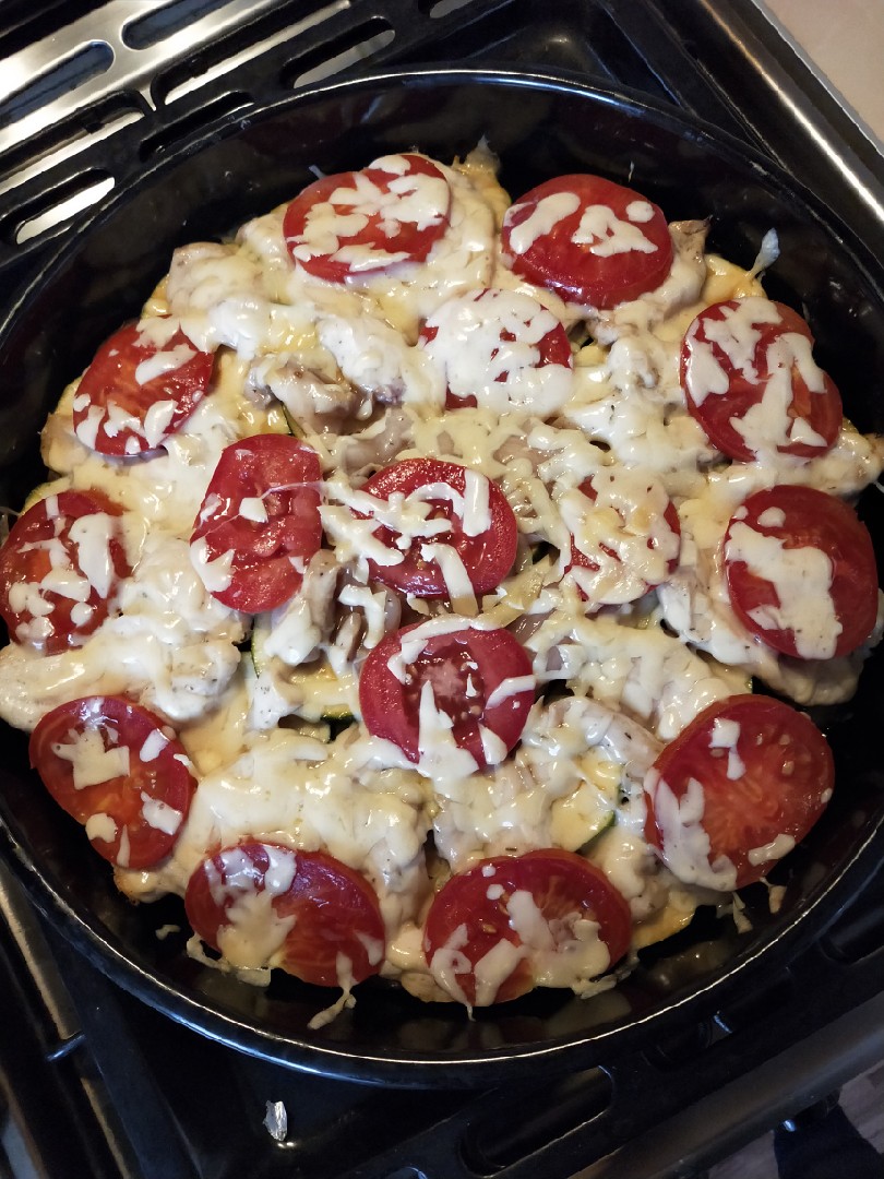Курица с овощами под сыром
