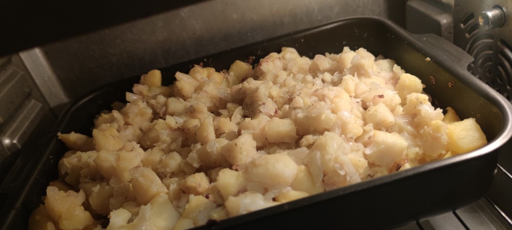 Запечённая картошка с луком, розмарином и травами в духовке