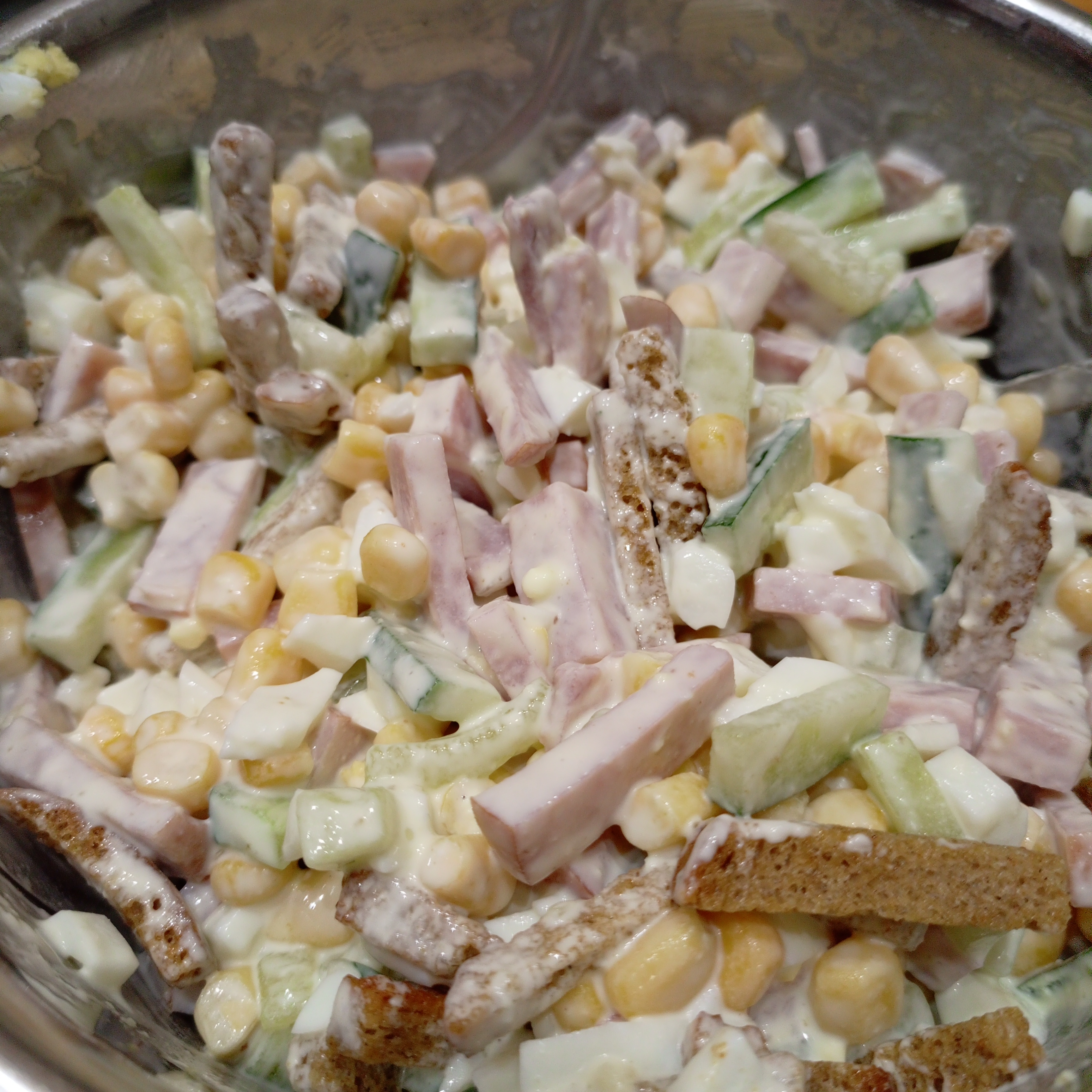 Салат с ветчиной, сухариками, помидорами и перцем — рецепт с фото