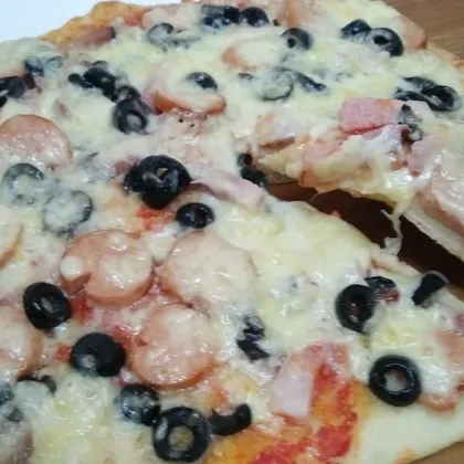 Пицца с оливками и сосисками