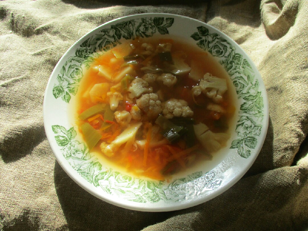 Суп с фрикадельками и цветной капустой