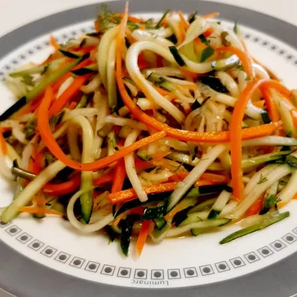 Быстрый малосольный салат из кабачка, огурца и моркови