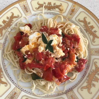 Спагетти с помидорами, базиликом и сливочным сыром