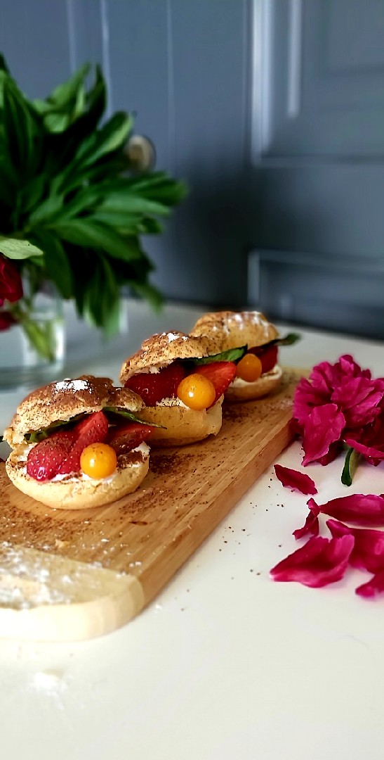 Божественные профитроли с маскарпоне и свежей клубникой 🤗🥰🌹