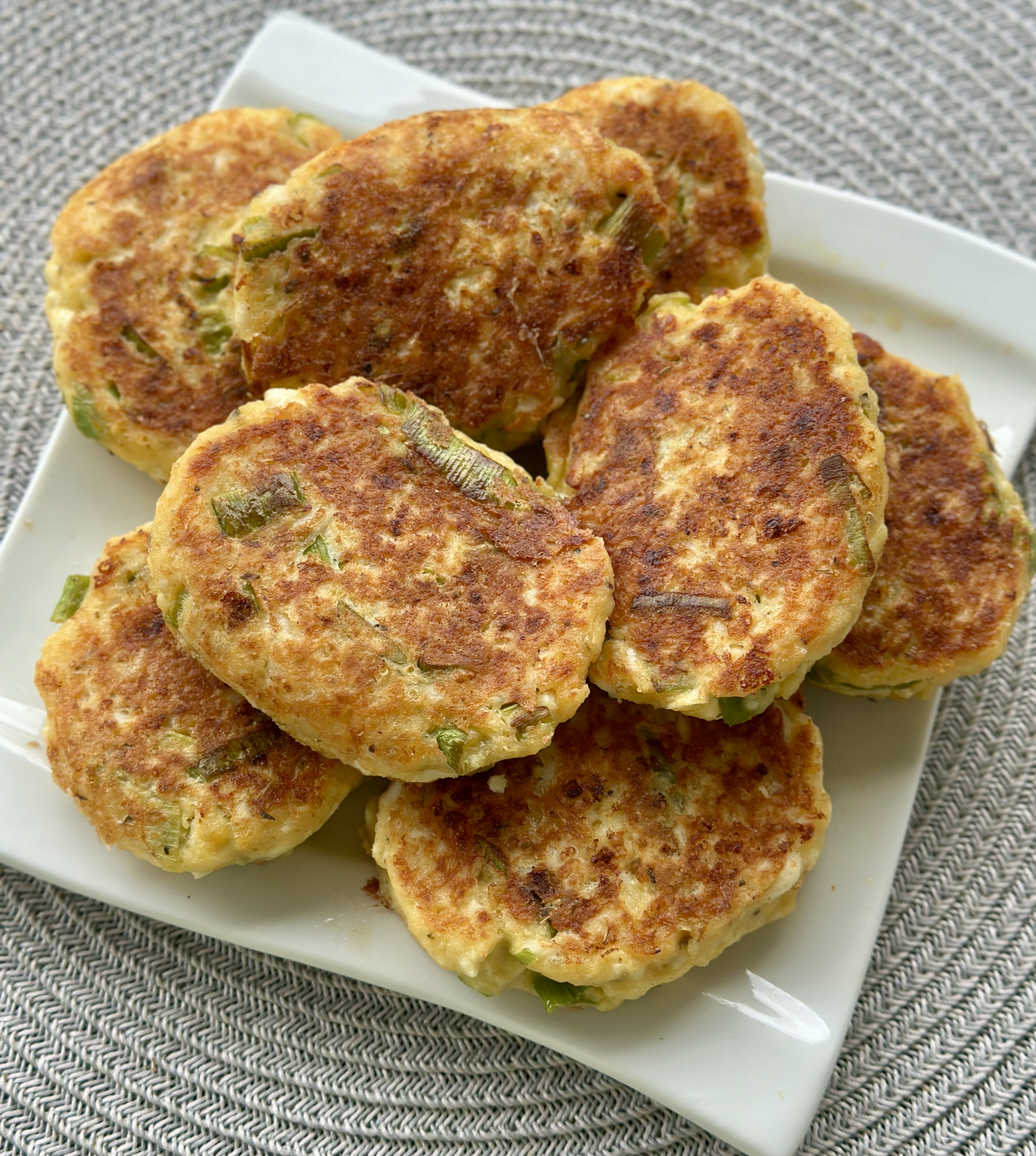 Нежные, румяные котлетки сыром, яйцом и творогом
