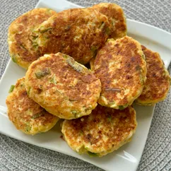 Нежные, румяные котлетки сыром, яйцом и творогом