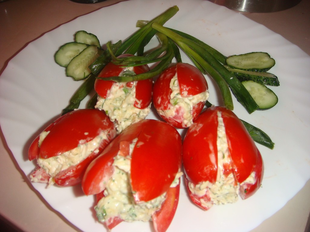 Закуска «Тюльпаны» из помидоров, фаршированных салатом: 9 рецептов