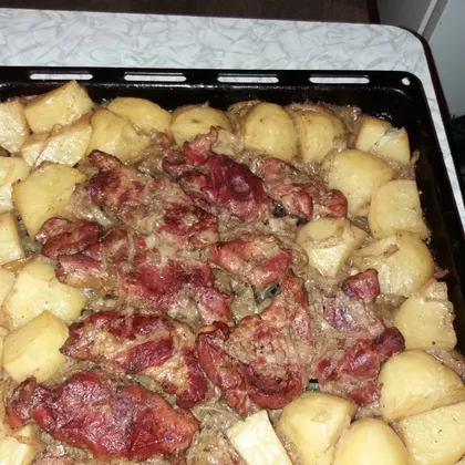 Свиная лопатка с картофелем запечённая в духовке