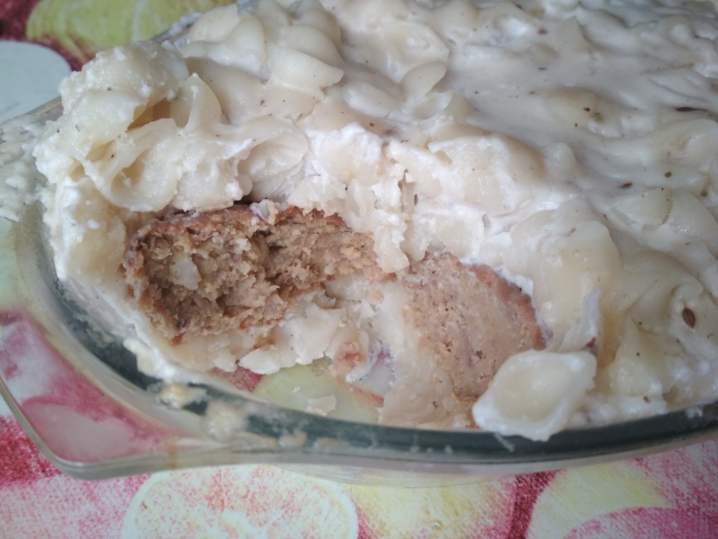 Макаронная запеканка с котлетами и соусом Бешамель