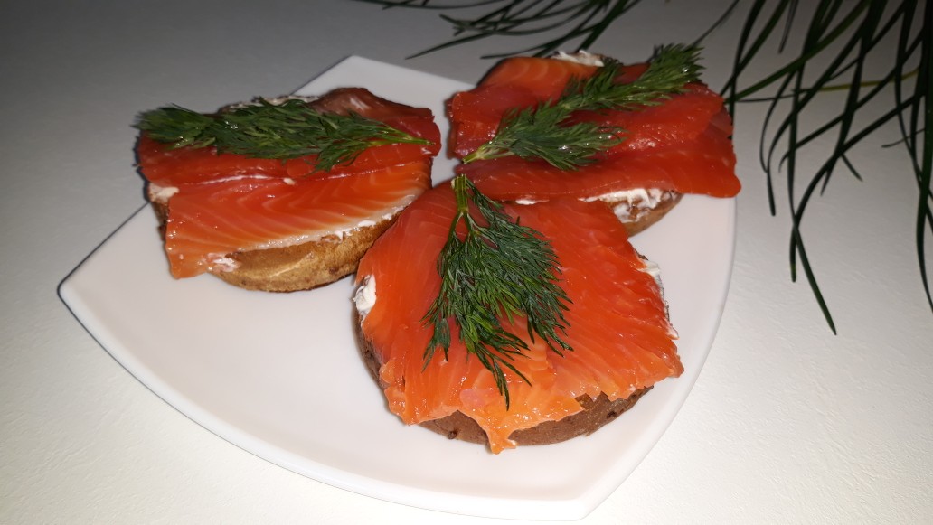 Бутерброды со слабосолёной форелью, творожным сыром и укропом