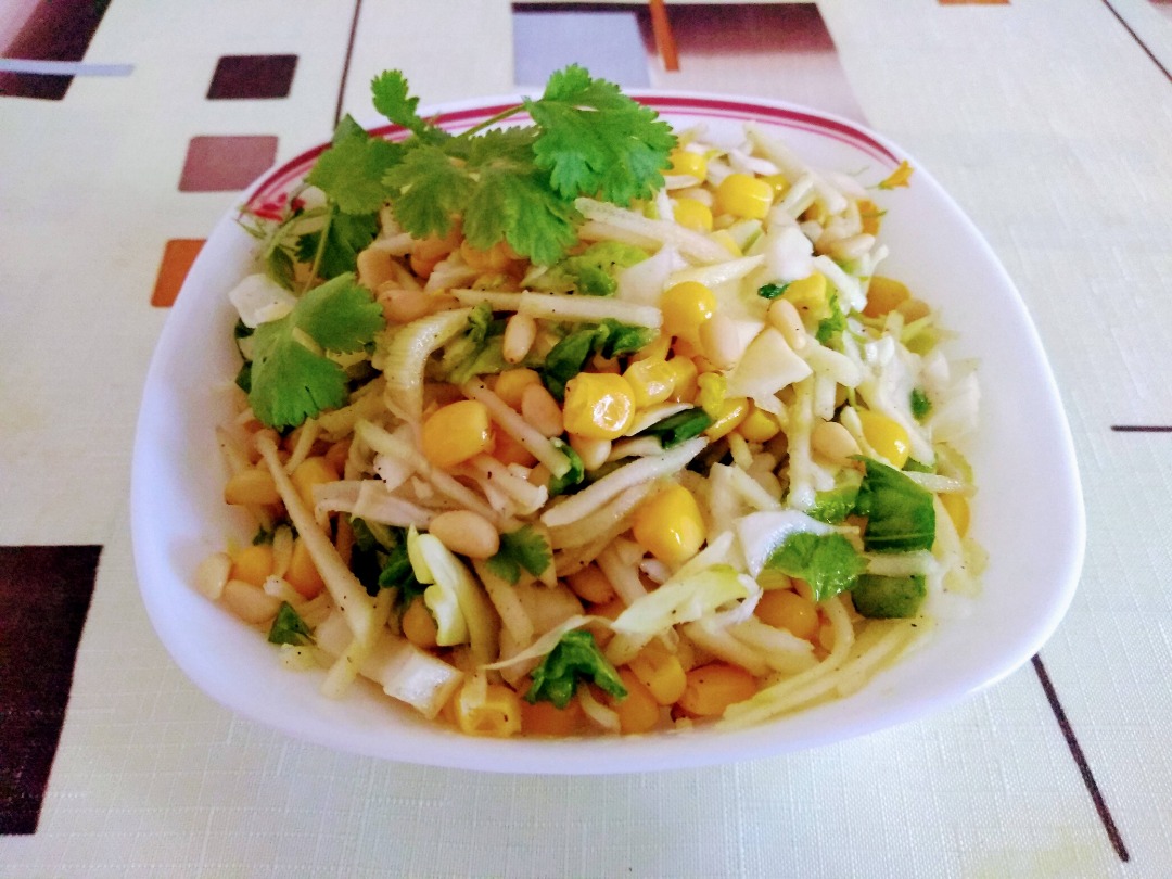 Салат из пекинской капусты, кукурузы и яблока