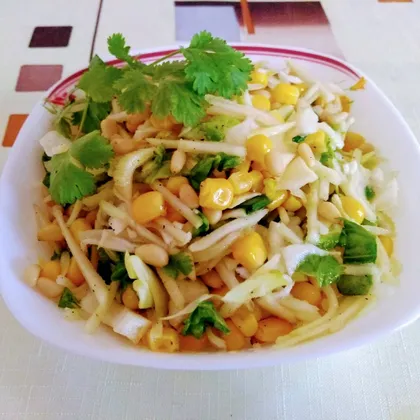 Салат из пекинской капусты, кукурузы и яблока
