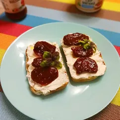 Бутерброды с вялеными помидорами и сливочным сыром 🥪