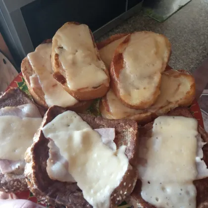 Горячие бутерброды с сыром и беконом