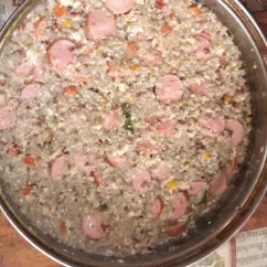 Гречневая  каша с овощами и яйцами в сковороде