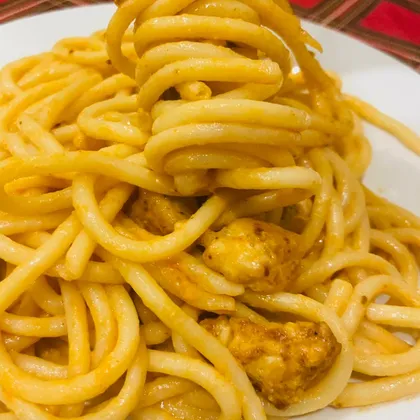 Спагетти во вкуснейшем соусе с куриной грудкой