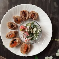 Мясные рулетики с курагой и черносливом