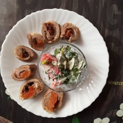 Мясные рулетики с курагой и черносливом