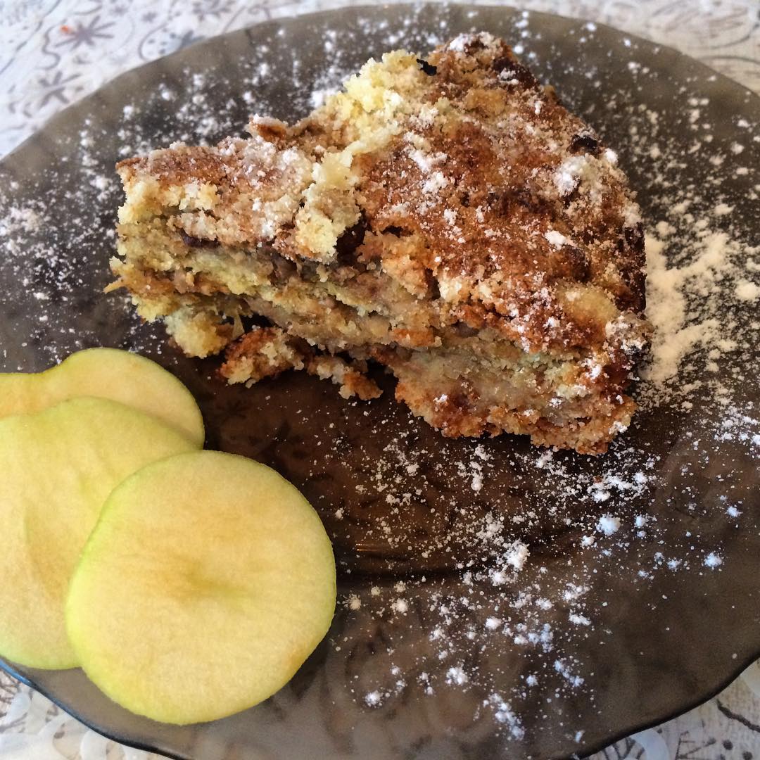 Насыпной пирог к чаю с яблоком и грецким орехом