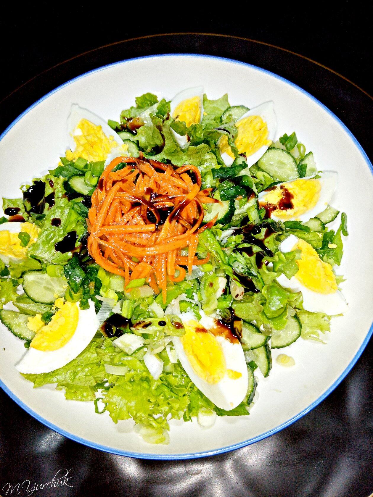 Салат из огурцов, листьев салата и бальзамического соус-крема