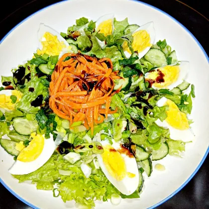 Салат из огурцов, листьев салата и бальзамического соус-крема