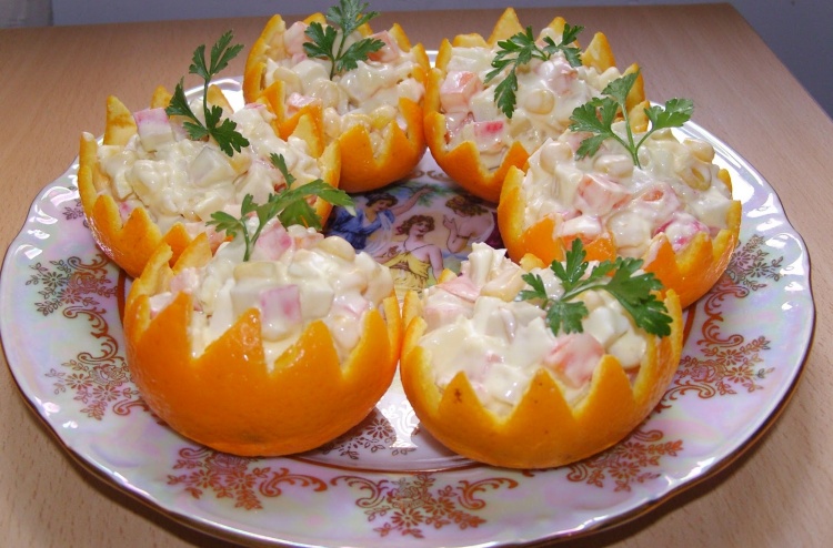 Салат с крабовыми палочками и кукурузой