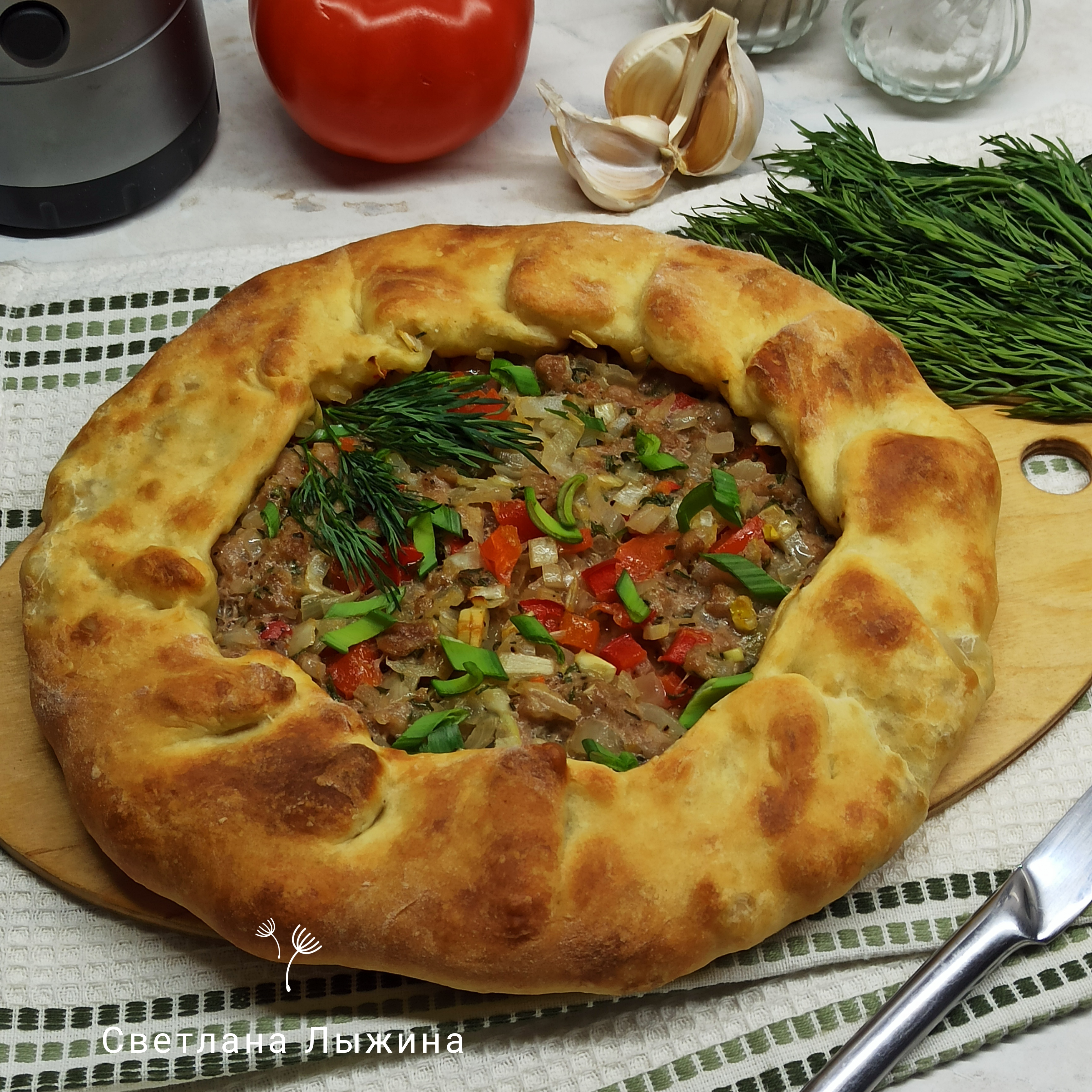 Открытый мясной пирог