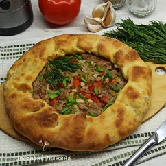 Открытый мясной пирог