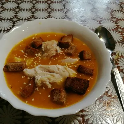 Суп-пюре из тыквы с куриным филе и гренками