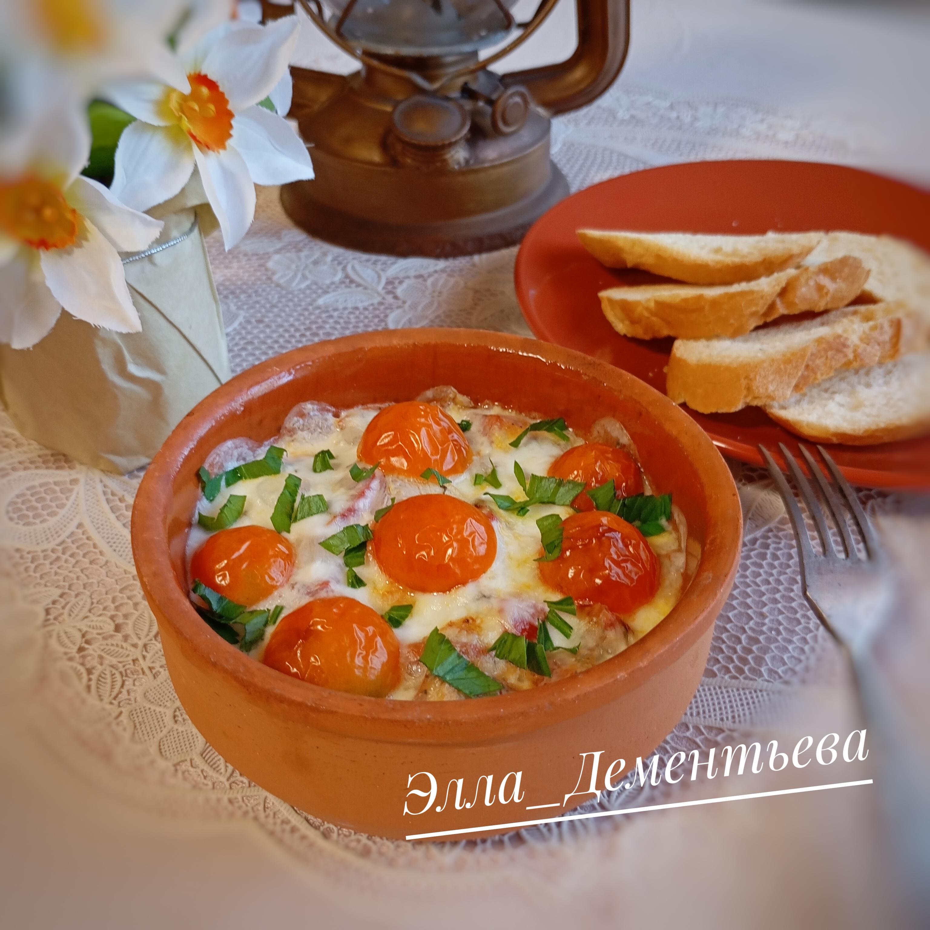 Запечённая сырная закуска с сосисками и помидорами