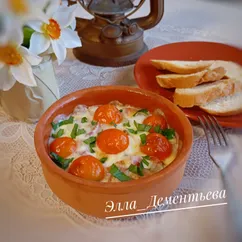 Запечённая сырная закуска с сосисками и помидорами