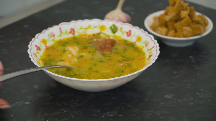 Кладем в бульон копченые ребрышки и сыр: суп просят по 2 тарелки