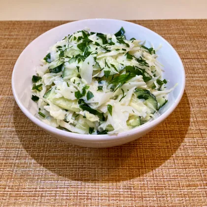 Салат из белокочанной капусты с огурцами и зеленью