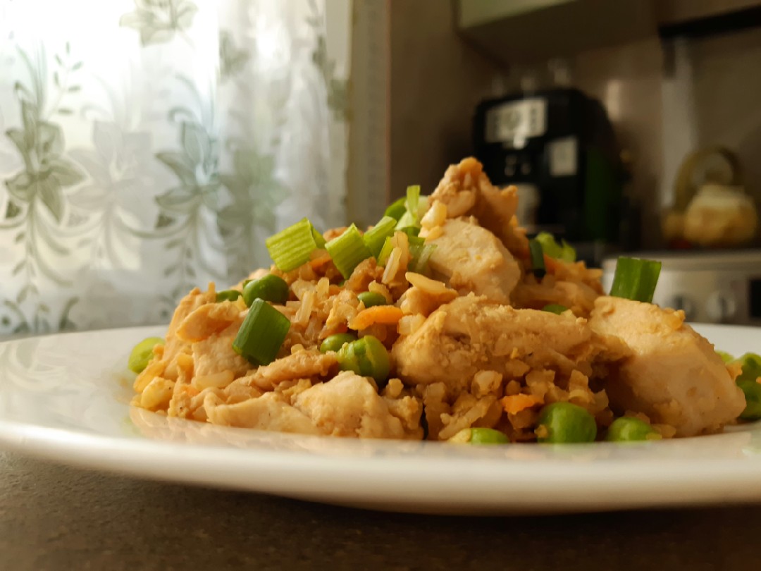Обжаренный рис с цветной капустой, курицей и овощами