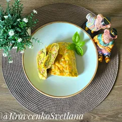 Яичный рулет с колбасой и сыром