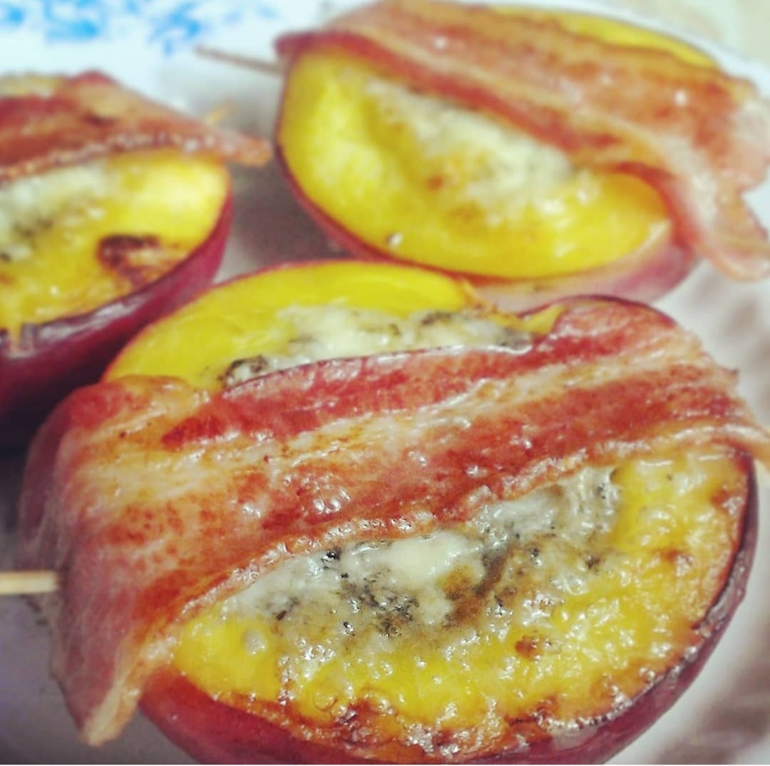 Запеченные нектарины с беконом и дор блю